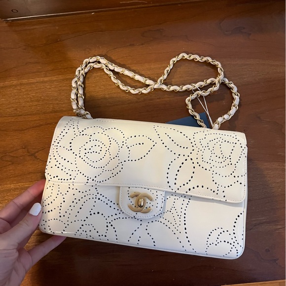 🌸 Chanel Medium Classic Flap - Camelia Ivory Patent Leather 🌸 - Picture 5 of 13